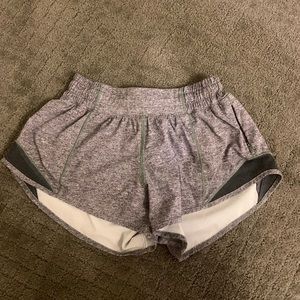 Lululemon- hotty hot short: 2.5 inch